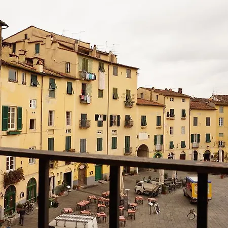 Nell'anfiteatro * לוקה